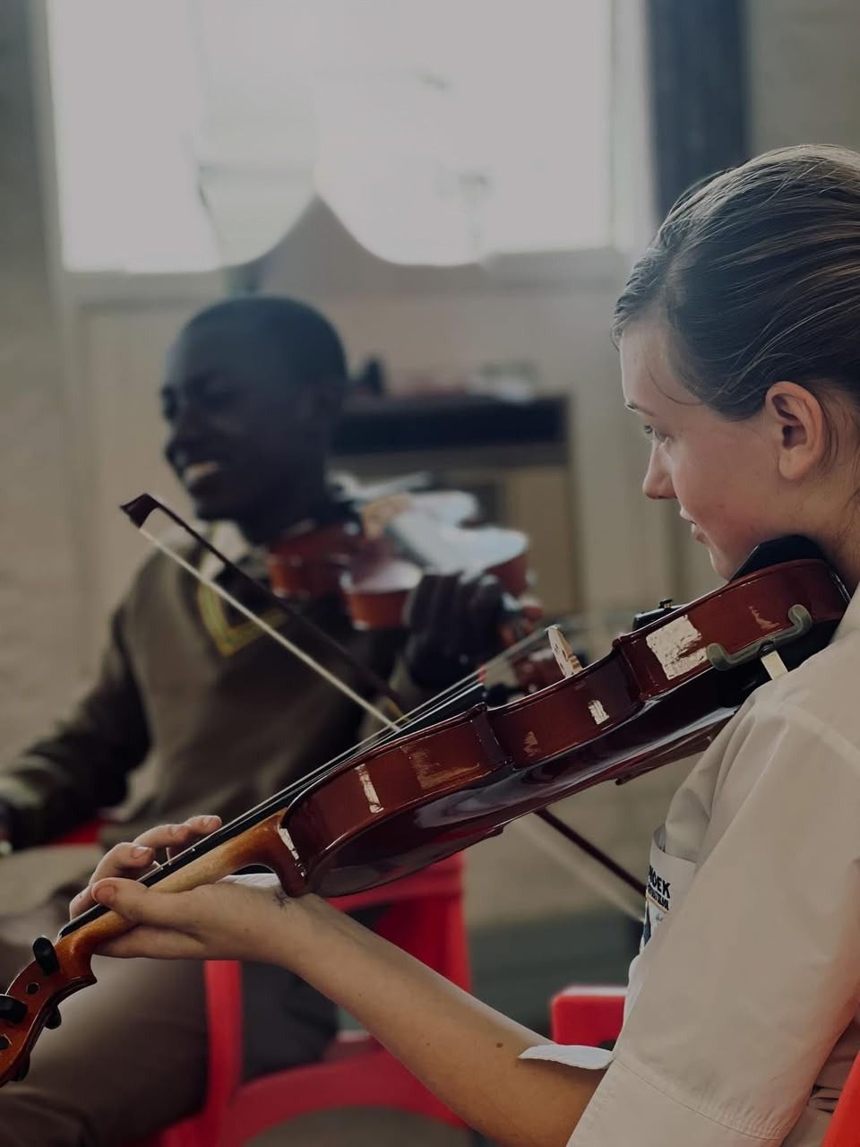 Students playing violin together at Robin's Private Music Centre